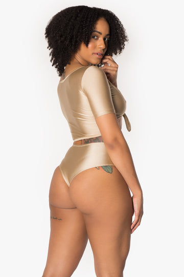 Blusa de manga corta con lazo color arena nude